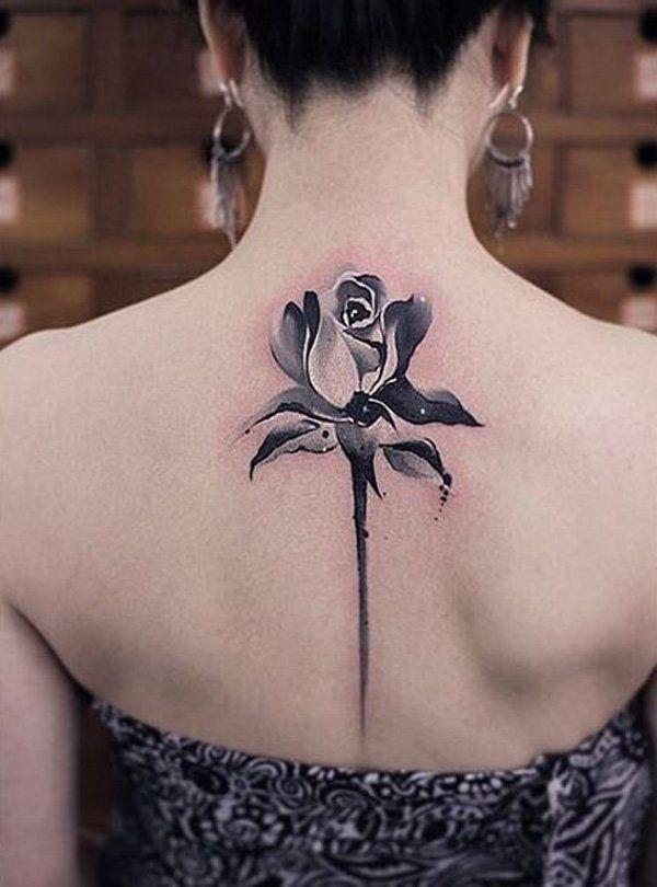 Черная татуировка роза на спине девушки