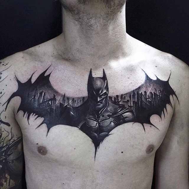Бетмен в виде летучей мыши - большая черная татуировка на груди мужчины