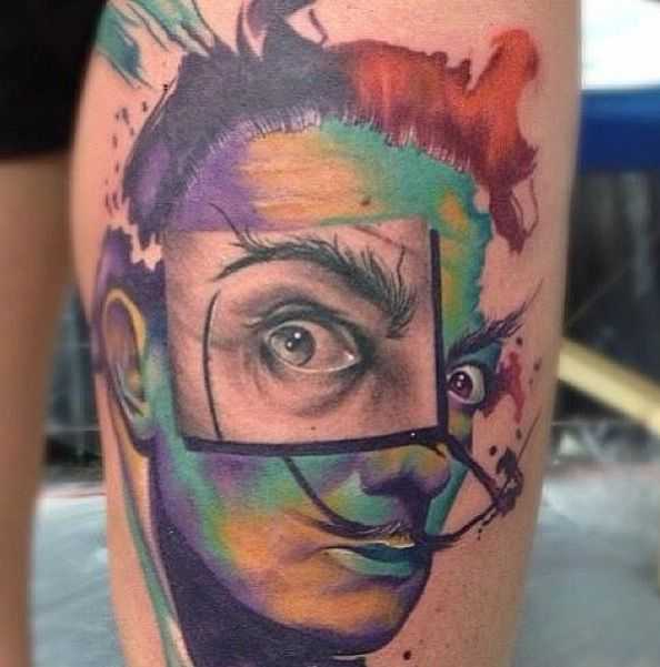 Цветное тату портрет Сальвадора Дали для мужчины на руке